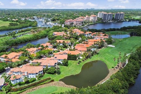House in Coral Gables, Florida 4 bedrooms, 392.88 sq.m. № 2242923 - photo 10
