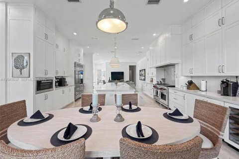 House in Coral Gables, Florida 4 bedrooms, 392.88 sq.m. № 2242923 - photo 23