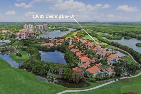 House in Coral Gables, Florida 4 bedrooms, 392.88 sq.m. № 2242923 - photo 6