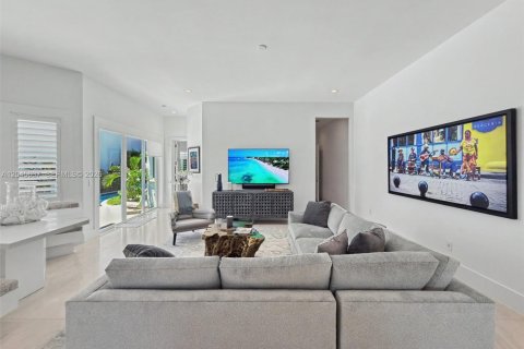House in Coral Gables, Florida 4 bedrooms, 392.88 sq.m. № 2242923 - photo 28