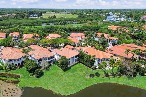 House in Coral Gables, Florida 4 bedrooms, 392.88 sq.m. № 2242923 - photo 9