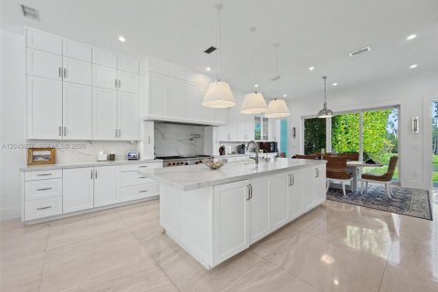 House in Coral Gables, Florida 4 bedrooms, 392.88 sq.m. № 2242923 - photo 20