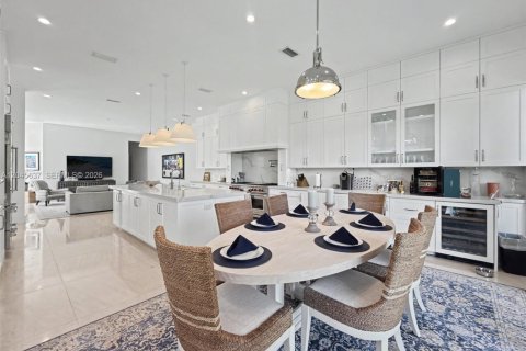 House in Coral Gables, Florida 4 bedrooms, 392.88 sq.m. № 2242923 - photo 25