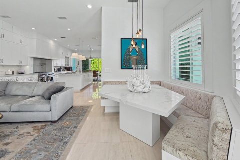 House in Coral Gables, Florida 4 bedrooms, 392.88 sq.m. № 2242923 - photo 30