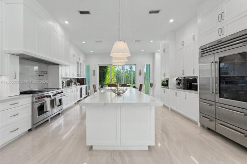 House in Coral Gables, Florida 4 bedrooms, 392.88 sq.m. № 2242923 - photo 22