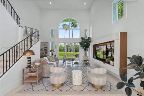 House in Coral Gables, Florida 4 bedrooms, 392.88 sq.m. № 2242923 - photo 17