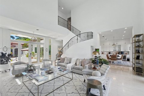 House in Coral Gables, Florida 4 bedrooms, 392.88 sq.m. № 2242923 - photo 18