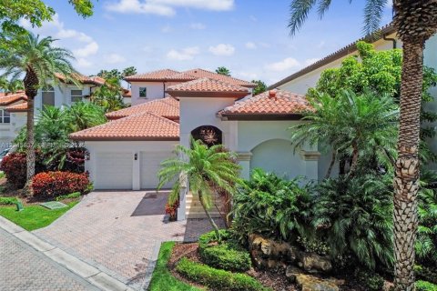 House in Coral Gables, Florida 4 bedrooms, 392.88 sq.m. № 2242923 - photo 3