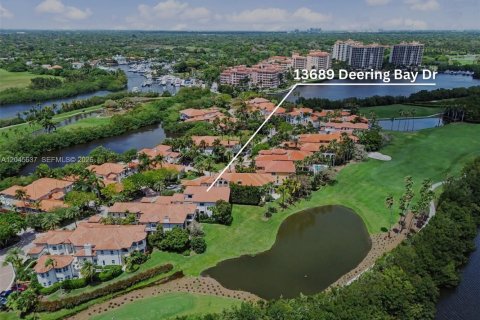 House in Coral Gables, Florida 4 bedrooms, 392.88 sq.m. № 2242923 - photo 7