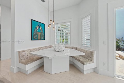 House in Coral Gables, Florida 4 bedrooms, 392.88 sq.m. № 2242923 - photo 24