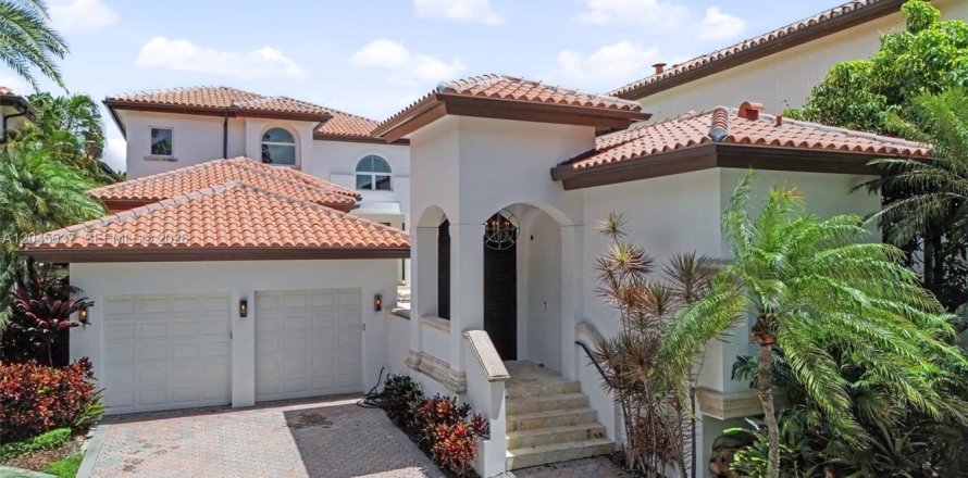 House in Coral Gables, Florida 4 bedrooms, 392.88 sq.m. № 2242923