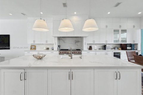 House in Coral Gables, Florida 4 bedrooms, 392.88 sq.m. № 2242923 - photo 21