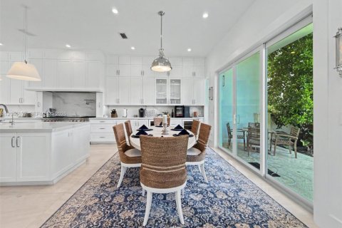 House in Coral Gables, Florida 4 bedrooms, 392.88 sq.m. № 2242923 - photo 26