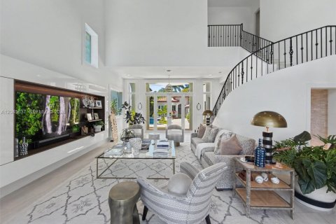 House in Coral Gables, Florida 4 bedrooms, 392.88 sq.m. № 2242923 - photo 16