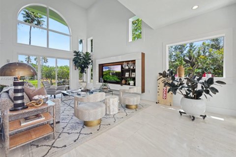 House in Coral Gables, Florida 4 bedrooms, 392.88 sq.m. № 2242923 - photo 15