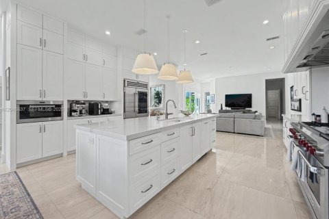 House in Coral Gables, Florida 4 bedrooms, 392.88 sq.m. № 2242923 - photo 19