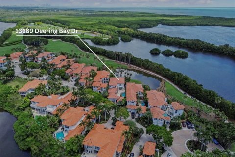 House in Coral Gables, Florida 4 bedrooms, 392.88 sq.m. № 2242923 - photo 14
