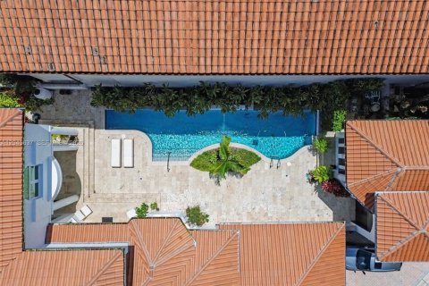 House in Coral Gables, Florida 4 bedrooms, 392.88 sq.m. № 2242923 - photo 5