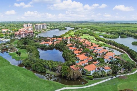 House in Coral Gables, Florida 4 bedrooms, 392.88 sq.m. № 2242923 - photo 12