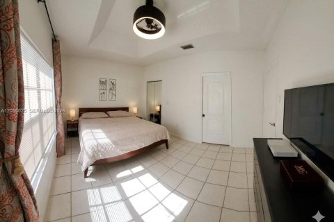 Touwnhouse à vendre à Miami, Floride: 3 chambres, 122.17 m2 № 2171316 - photo 10
