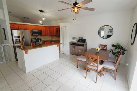 Touwnhouse à vendre à Miami, Floride: 3 chambres, 122.17 m2 № 2171316 - photo 9