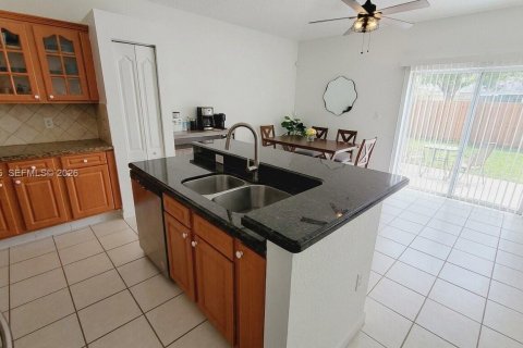 Touwnhouse à vendre à Miami, Floride: 3 chambres, 122.17 m2 № 2171316 - photo 6