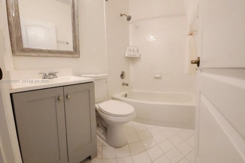 Touwnhouse à vendre à Miami, Floride: 3 chambres, 122.17 m2 № 2171316 - photo 22