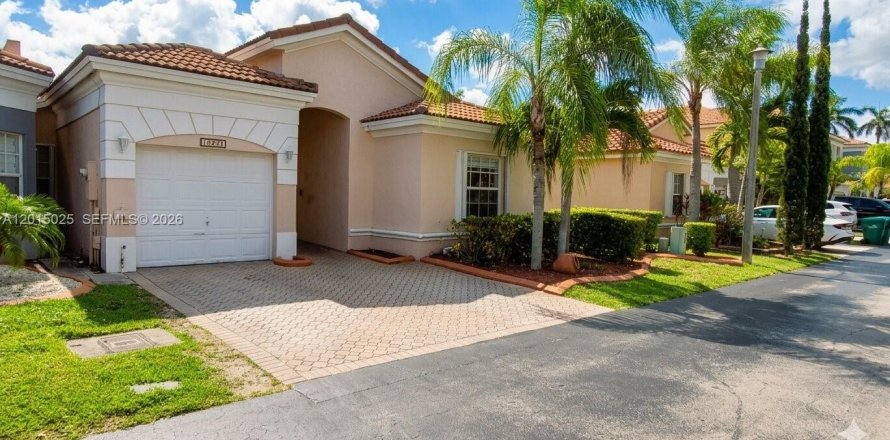 Touwnhouse à Miami, Floride 3 chambres, 122.17 m2 № 2171316