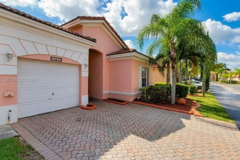 Touwnhouse à vendre à Miami, Floride: 3 chambres, 122.17 m2 № 2171316 - photo 2