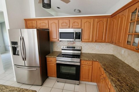 Touwnhouse à vendre à Miami, Floride: 3 chambres, 122.17 m2 № 2171316 - photo 4