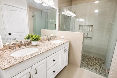 Touwnhouse à vendre à Miami, Floride: 3 chambres, 122.17 m2 № 2171316 - photo 13