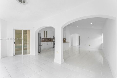Villa ou maison à vendre à Miami, Floride: 4 chambres, 192.49 m2 № 2010207 - photo 11