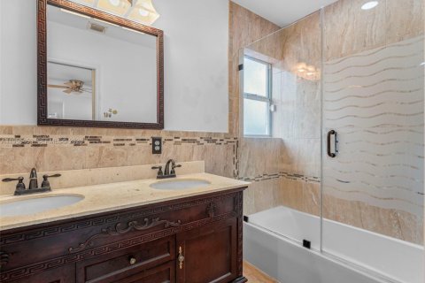 Villa ou maison à vendre à Miami, Floride: 4 chambres, 192.49 m2 № 2010207 - photo 21