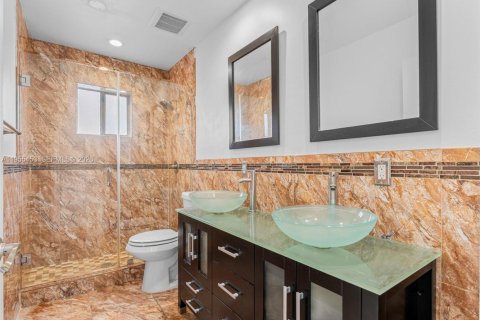 Villa ou maison à vendre à Miami, Floride: 4 chambres, 192.49 m2 № 2010207 - photo 25