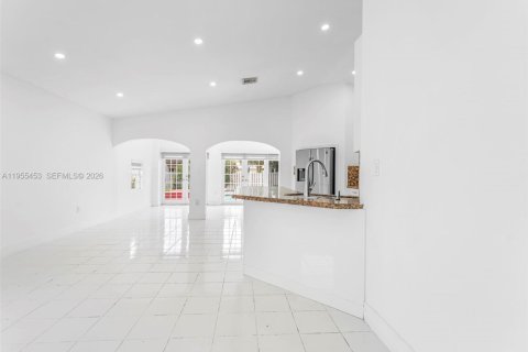 Villa ou maison à vendre à Miami, Floride: 4 chambres, 192.49 m2 № 2010207 - photo 6