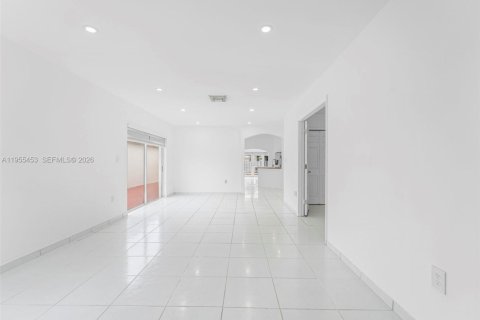 Villa ou maison à vendre à Miami, Floride: 4 chambres, 192.49 m2 № 2010207 - photo 2