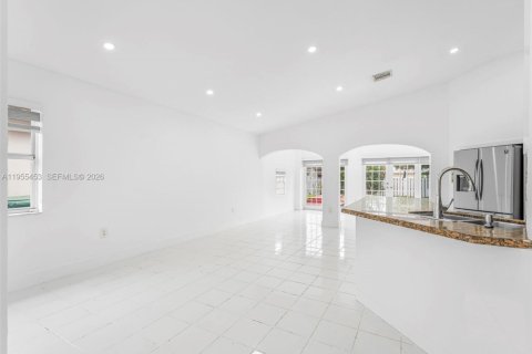 Villa ou maison à vendre à Miami, Floride: 4 chambres, 192.49 m2 № 2010207 - photo 7