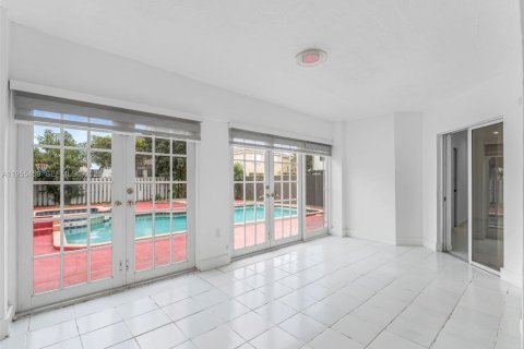 Villa ou maison à vendre à Miami, Floride: 4 chambres, 192.49 m2 № 2010207 - photo 9