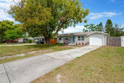 House in Saint Petersburg, Florida 3 bedrooms, 69.31 sq.m. № 1593606 - photo 5
