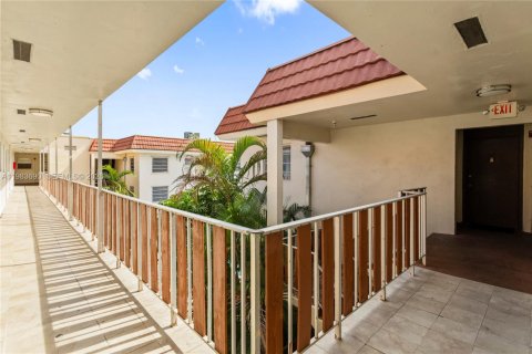 Condominio en alquiler en North Miami, Florida, 2 dormitorios, 65.77 m2 № 2045786 - foto 23