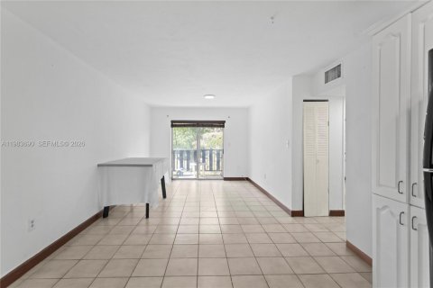 Condominio en alquiler en North Miami, Florida, 2 dormitorios, 65.77 m2 № 2045786 - foto 11