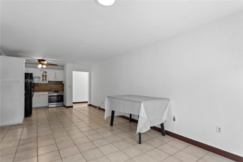 Condominio en alquiler en North Miami, Florida, 2 dormitorios, 65.77 m2 № 2045786 - foto 9