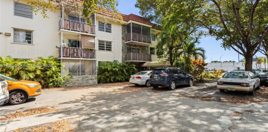 Condominio en North Miami, Florida, 2 dormitorios  № 2045786