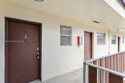 Condominio en alquiler en North Miami, Florida, 2 dormitorios, 65.77 m2 № 2045786 - foto 29