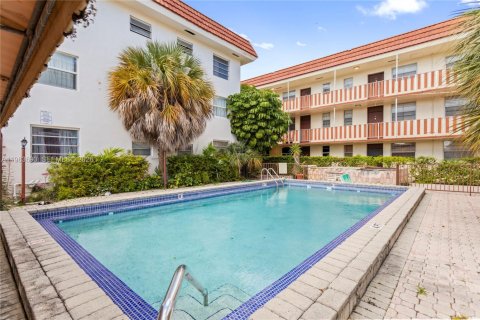 Condominio en alquiler en North Miami, Florida, 2 dormitorios, 65.77 m2 № 2045786 - foto 2