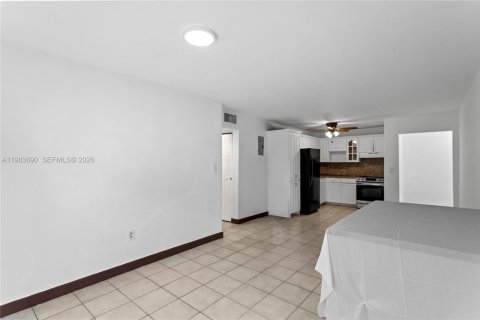 Condominio en alquiler en North Miami, Florida, 2 dormitorios, 65.77 m2 № 2045786 - foto 6