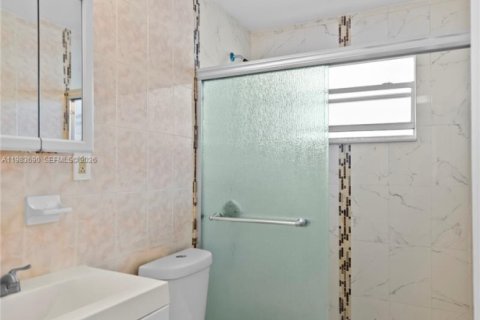 Condominio en alquiler en North Miami, Florida, 2 dormitorios, 65.77 m2 № 2045786 - foto 19