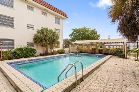 Condominio en alquiler en North Miami, Florida, 2 dormitorios, 65.77 m2 № 2045786 - foto 26