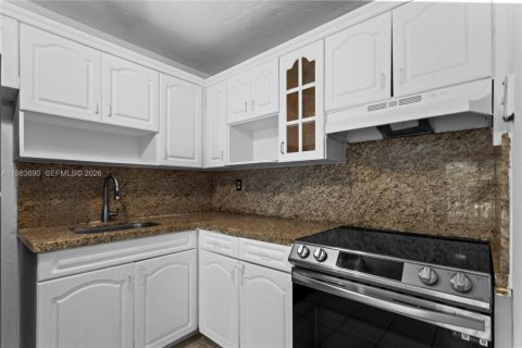 Condominio en alquiler en North Miami, Florida, 2 dormitorios, 65.77 m2 № 2045786 - foto 3