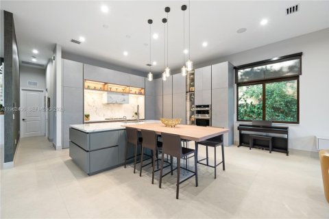 Villa ou maison à vendre à Miami, Floride: 5 chambres, 352.29 m2 № 2259657 - photo 13